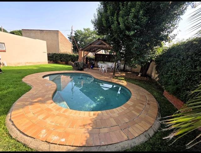 5 BEDROOM HOUSE FOR SALE IN SINOVILLE